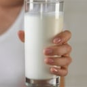 El consumo de calcio acompañada de una dieta baja en calorias ayuda a la pérdida rápida de peso.