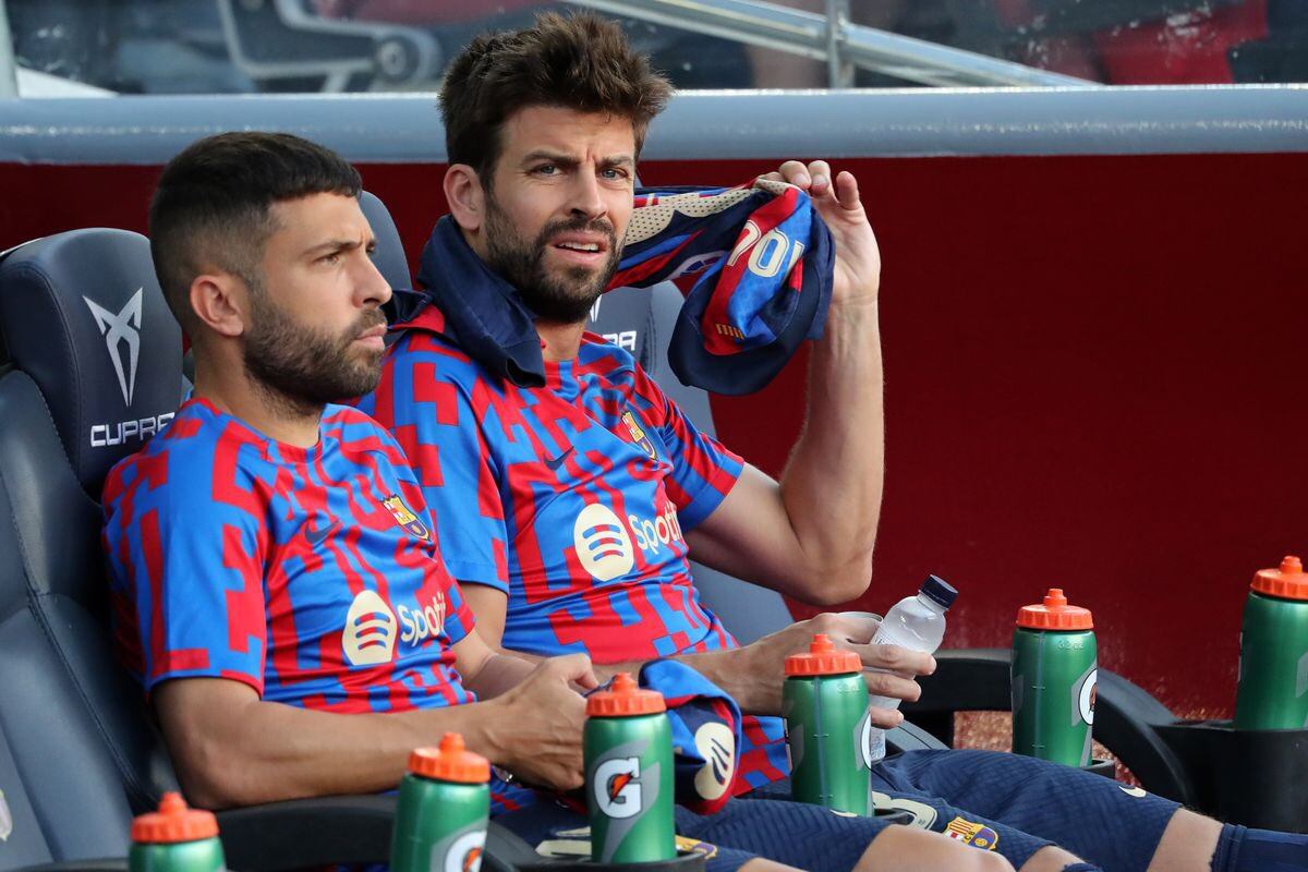 Gerard Piqué no jugó en la derrota del Barcelona ante Real Madrid. Foto: @MPadremanyFont