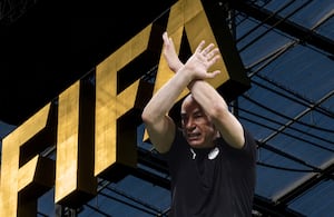 Hossam Hassan, DT de Egipto hizo gesto contra el racismo. Así lo explica la FIFA