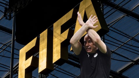 Hossam Hassan, DT de Egipto hizo gesto contra el racismo. Así lo explica la FIFA