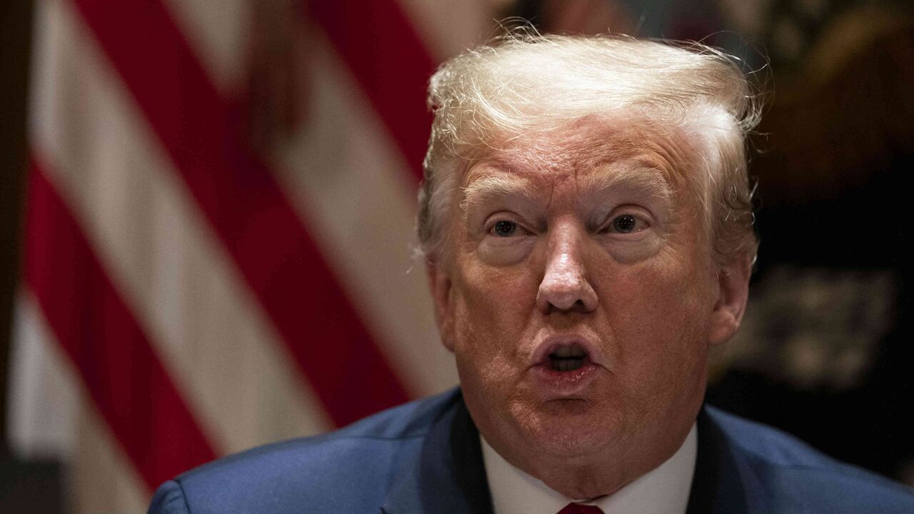 Hace dos semanas, Twitter reforzó sus reglas para luchar contra la desinformación sobre la pandemia, ampliando los tipos de mensajes que pueden ser señalados por los usuarios como potencialmente "engañosos" o "controvertidos".