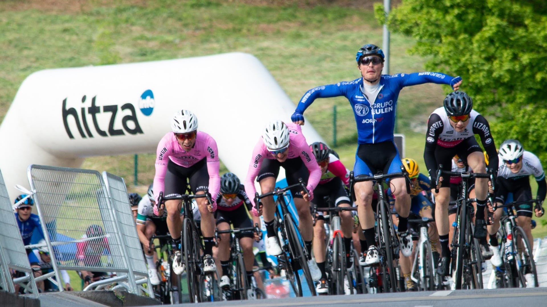 Su potencia y fuerza adquiridas en el mountain bike le permiten ser un ciclista fuerte en las carreras con llegadas planas, ideales para embaladores.