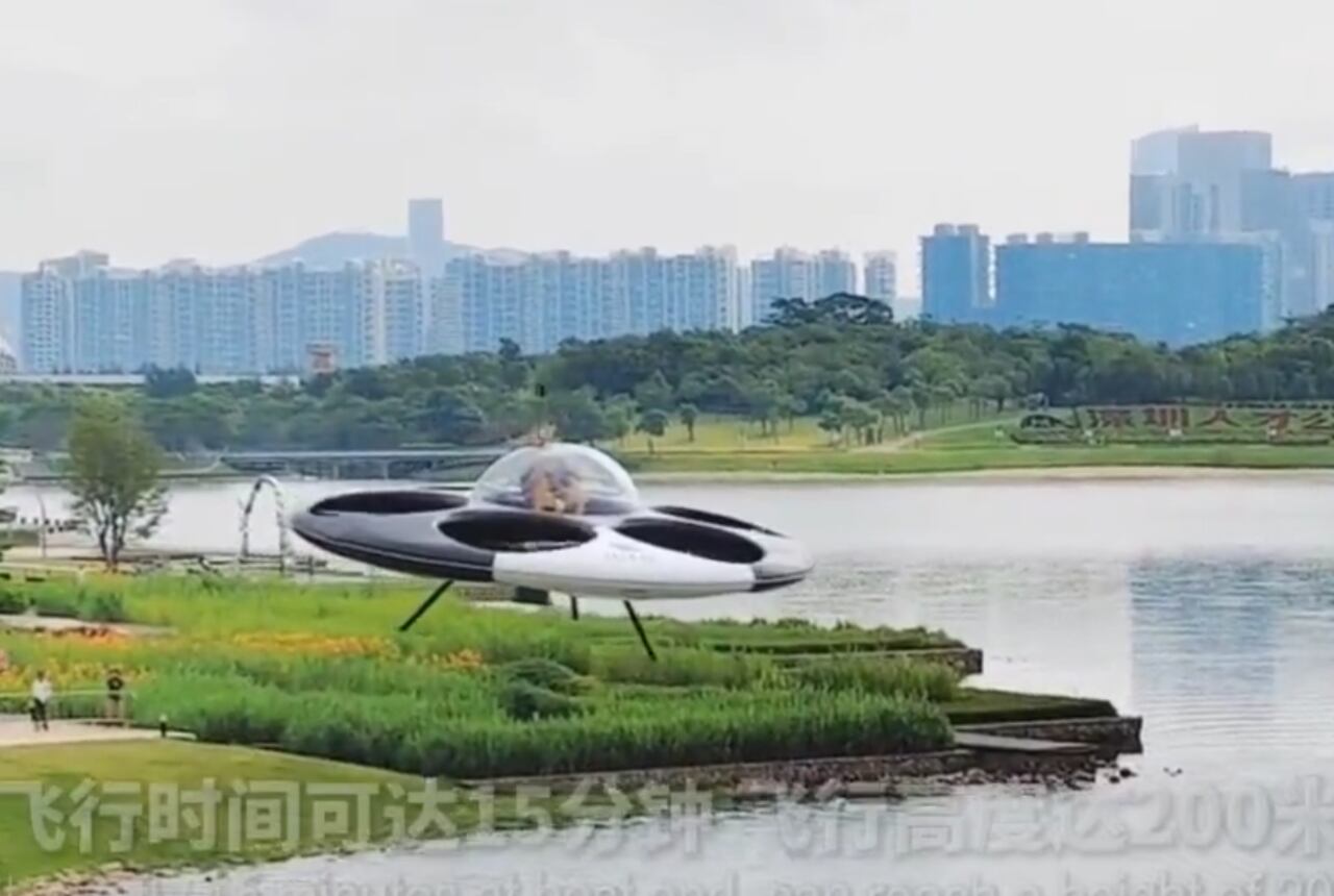 La nave tuvo un vuelo corto de muestra en el que se vio su forma de despegue y aterrizaje vertical.