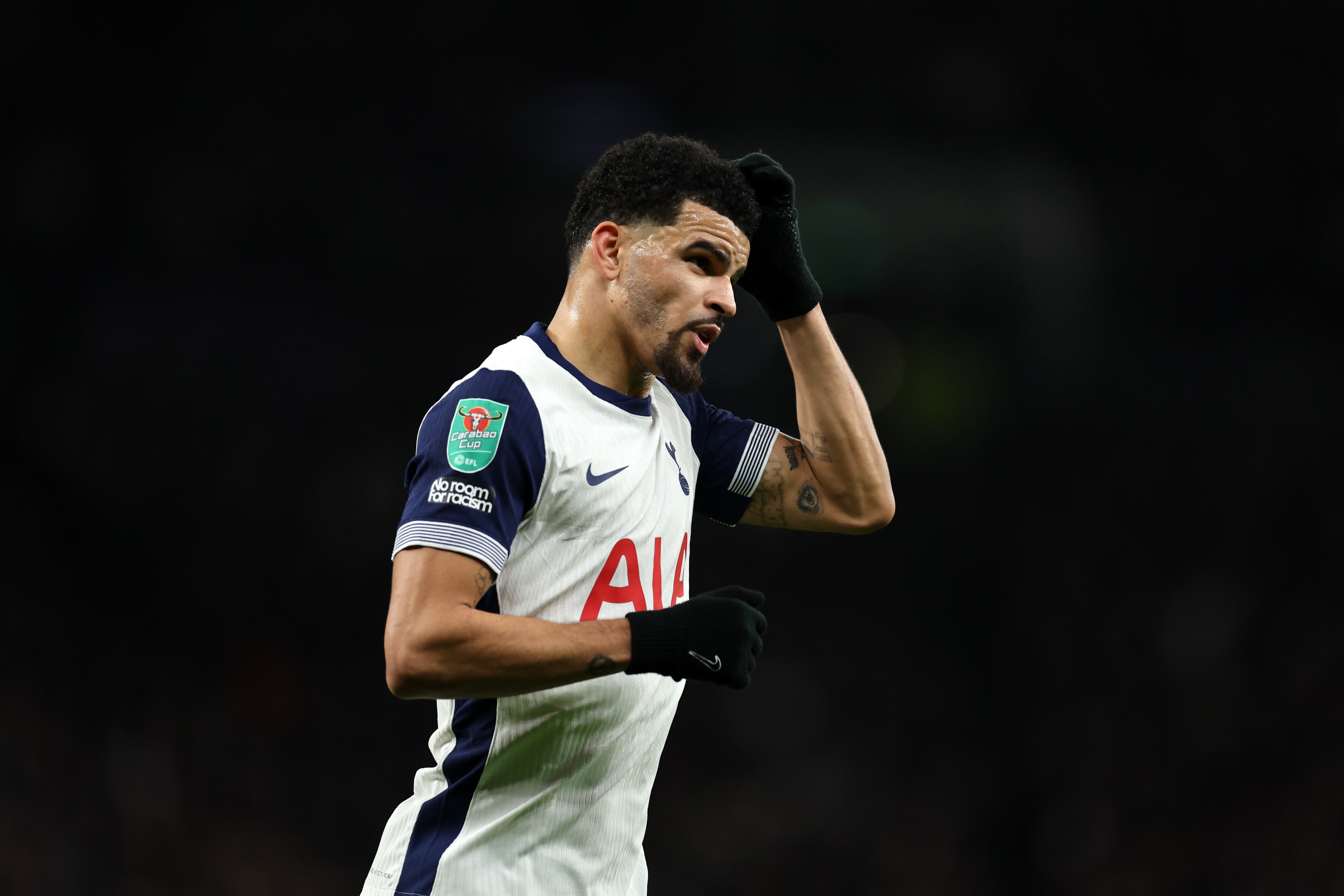 Solanke, con su doblete, terminó siendo indispensable para el Tottenham.