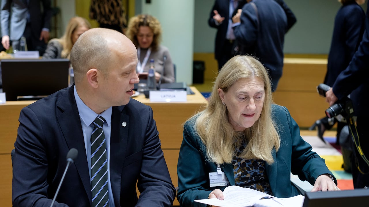 El Ministro de Finanzas noruego Trygve Magnus Slagsvold Vedum (L) conversa con la Secretaria de Estado suiza Helene Budliger Artieda (R) antes de una reunión de Ministros EcoFin de la AELC de la UE en Europa, la sede del Consejo de la UE, el 8 de noviembre de 2022