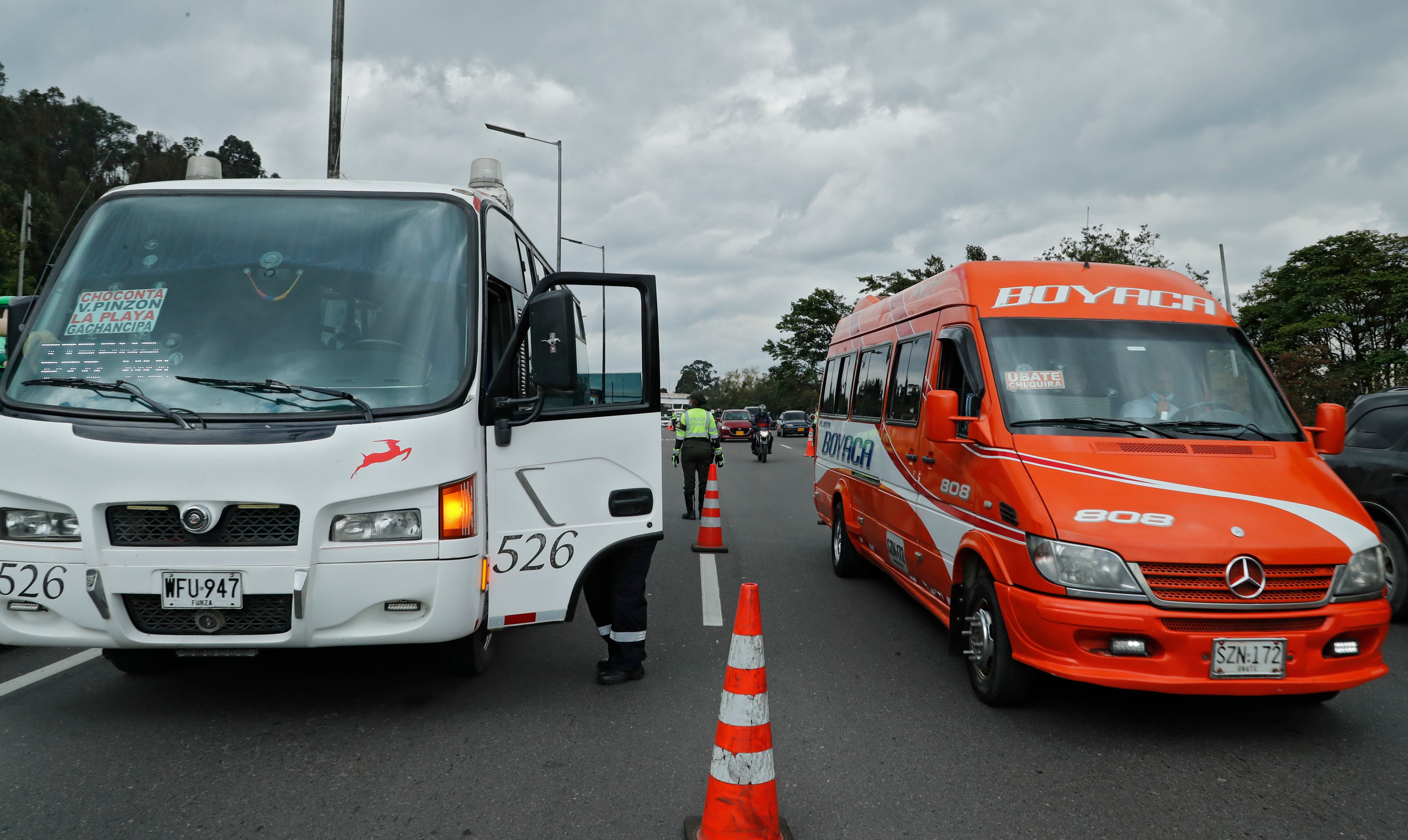 Plan éxodo de Semana Santa  tránsito y transporte Policía Nacional de carreteras
puesto de control estado mecanico transporte intermunicipal
Bogotá abril 12 del 2022
Foto Guillermo Torres Reina / Semana