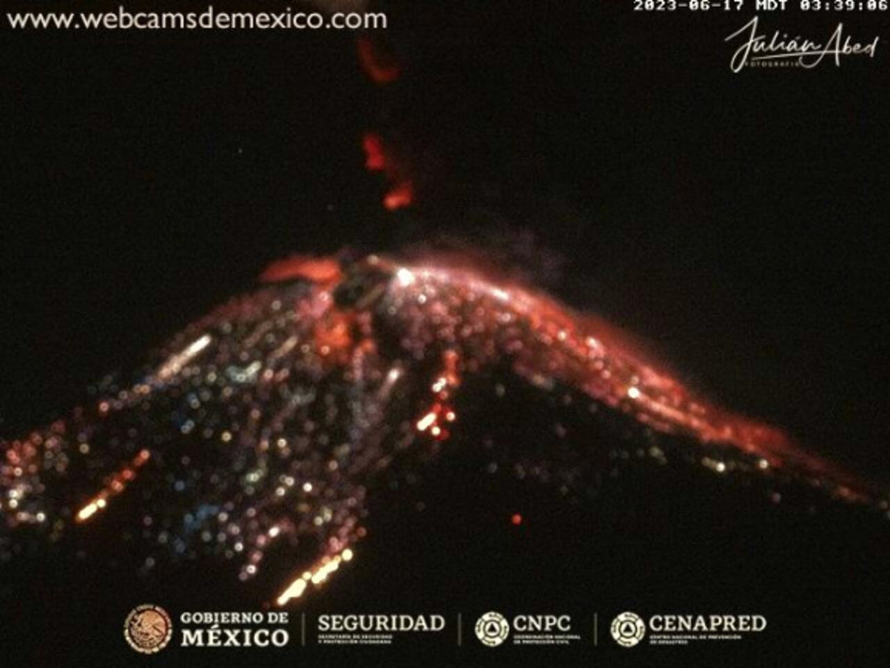 Volcán Popocatépetl asustó a la población por 256 minutos. Foto: Twitter @webcamsdemexico.
