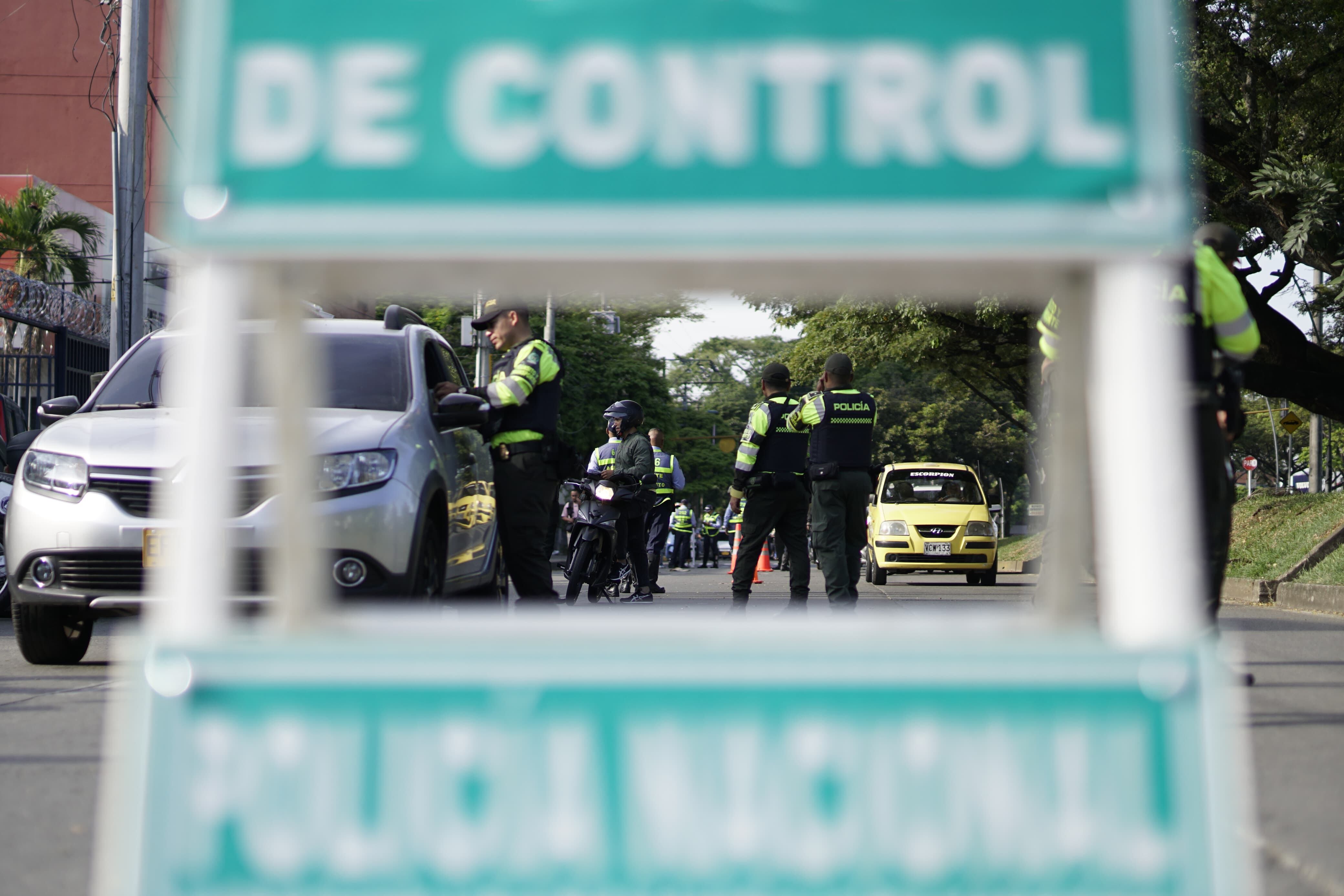 Operativos con los nuevos policias de transito. Del convenio con DITRA, en el sur de Cali. Foto Jorge Orozco / El País.