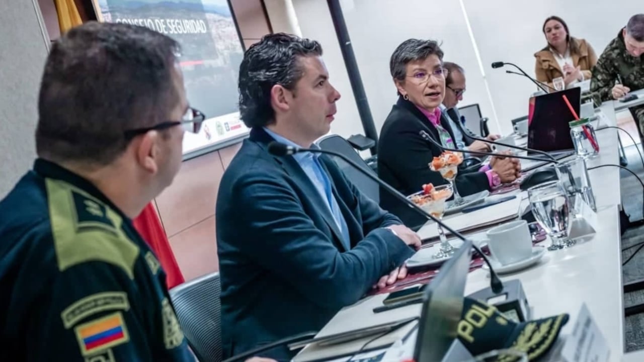 Secretarios de Claudia López salieron a cuestionar al Concejo y al concejal Juan Baena por los maniquíes embolsados que se fueron puestos hoy en la sesión plenaria.