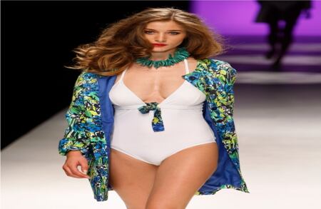 Modelo desfila propuesta de la diseñdora británica Caroline Charles.