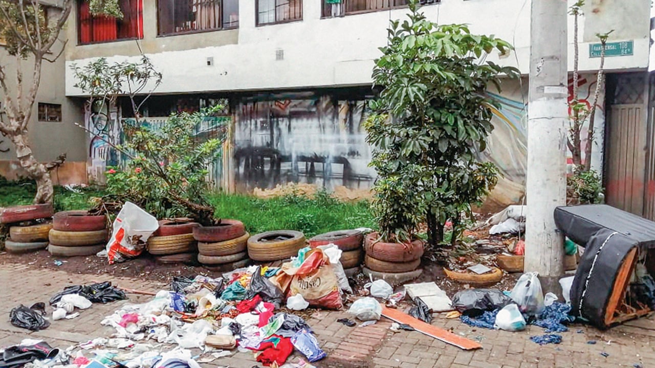 En la ciudad hay más de 743 puntos críticos en donde a diario se recolectan más de 700 toneladas de basura. La Uaesp adelanta la campaña ‘No sea mugre con Bogotá’, pero es insuficiente.