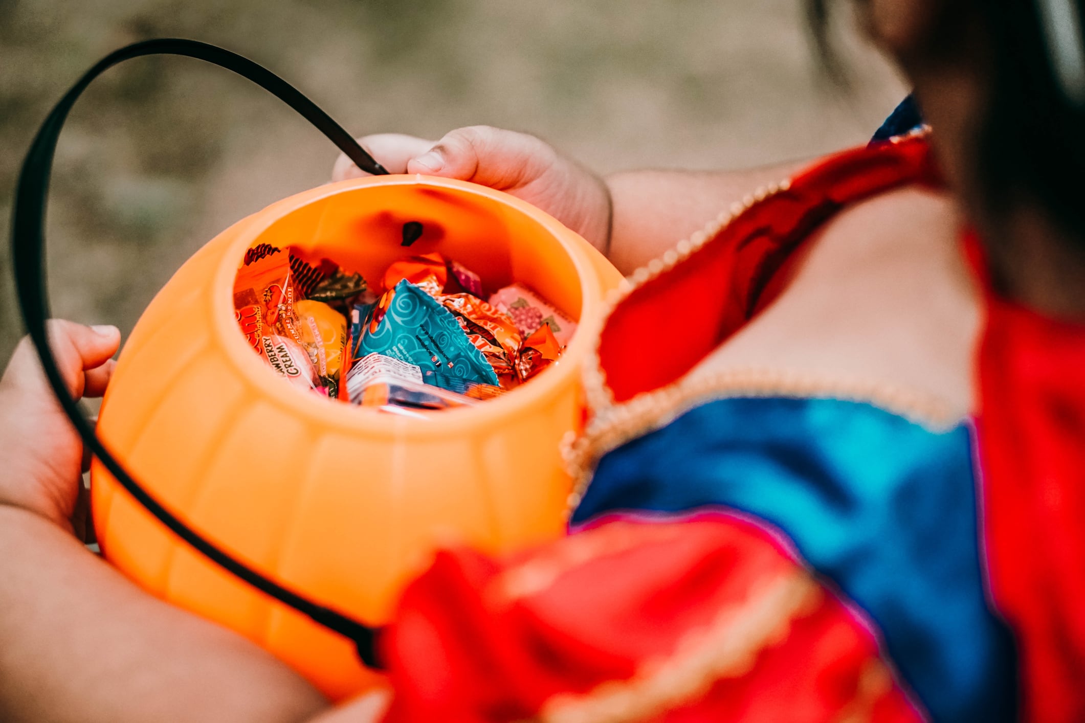Foto de referencia de niños con dulces durante la conmemoración de Halloween