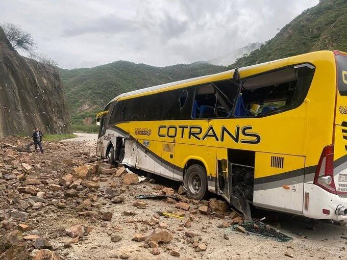 El impacto quebró los vidrios panorámicos y varias ventanas, generando pánico entre los pasajeros.
