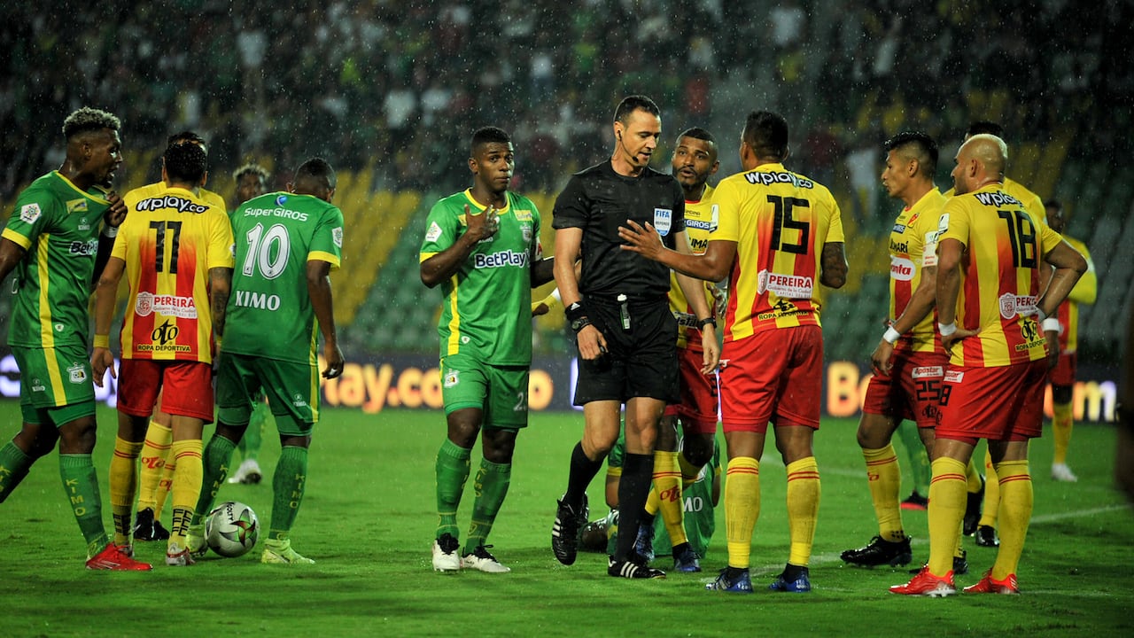 Wilmar Roldan, arbitro durante partido de la fecha 13 entre Deportes Quindío y Deportivo Pereira por la Liga BetPlay DIMAYOR II 2021, en el estadio Centenario en la ciudad de Armenia.