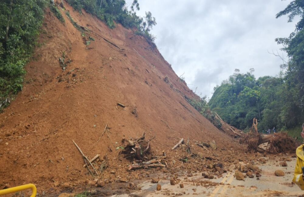 Deslizamiento de tierra en la autopista Medellín - Bogotá.