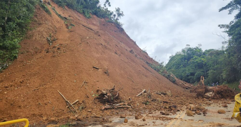 Deslizamiento de tierra en la autopista Medellín - Bogotá.