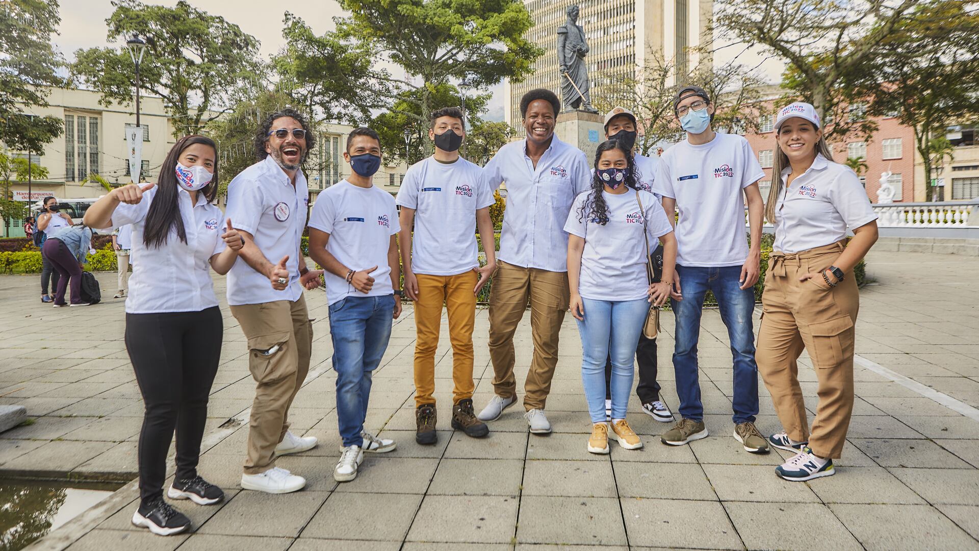La emprendedora digital Manuela Echavarría, el cantante y compositor Mauricio Castillo y el actor Fabián Mendoza, miembros de la tripulación de la Misión, acompañan a los principales delegados del ministerio en su recorrido por las regiones.