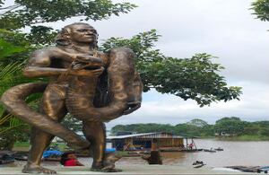 INSEPARABLES. Hasta la estatua que la Policía le hizo en Leticia, como un homenaje a lo que él representa para la región, lo inmortalizó con la culebra entrelazándose con su cuerpo.