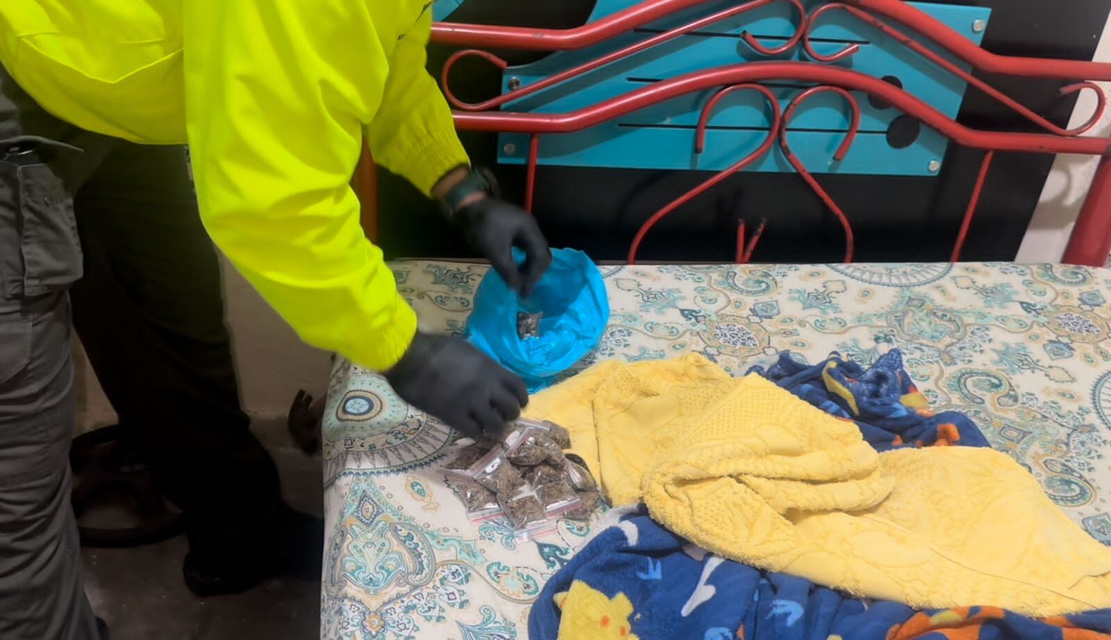 En medio del operativo fueron incautadas varias dosis de sustancias estupefacientes.