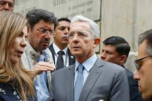 expresidente Alvaro Uribe y su abogado defensor, Jaime Granados, acudieron al Palacio de Justicia para presentar un documento de 125 paginas con sus objeciones contra el auto de hace una semana, en el que la Corte Suprema de Justicia determino investigar al exmandatario por manipulación de testigos
en contra del tambien congresista Ivan Cepeda
Bogota feb 23 2018
foto Guillermo Torres revista Semana