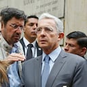 expresidente Alvaro Uribe y su abogado defensor, Jaime Granados, acudieron al Palacio de Justicia para presentar un documento de 125 paginas con sus objeciones contra el auto de hace una semana, en el que la Corte Suprema de Justicia determino investigar al exmandatario por manipulación de testigos
en contra del tambien congresista Ivan Cepeda
Bogota feb 23 2018
foto Guillermo Torres revista Semana