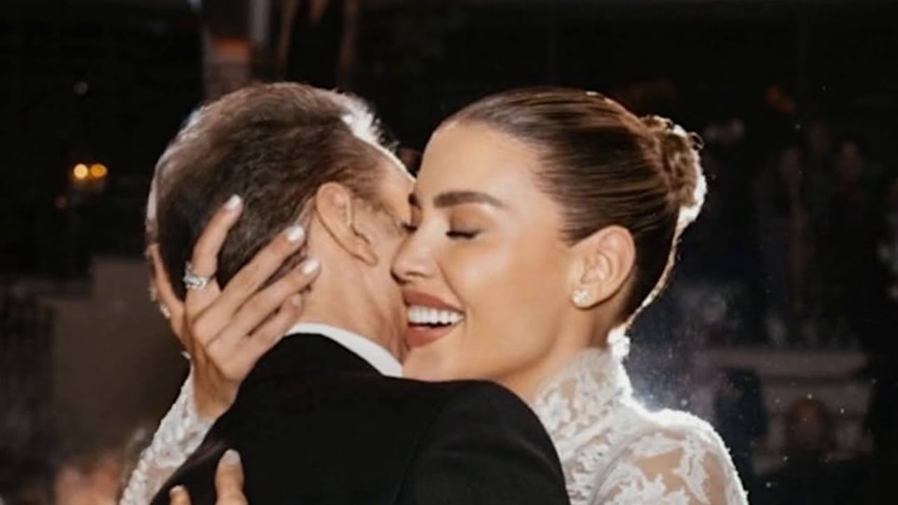 Por primera vez, después de casi dos años y medio de silencio, Michelle Salas publicó una foto con su papá, Luis Miguel, el día de su boda. Foto publicada por @michellesalasb- API