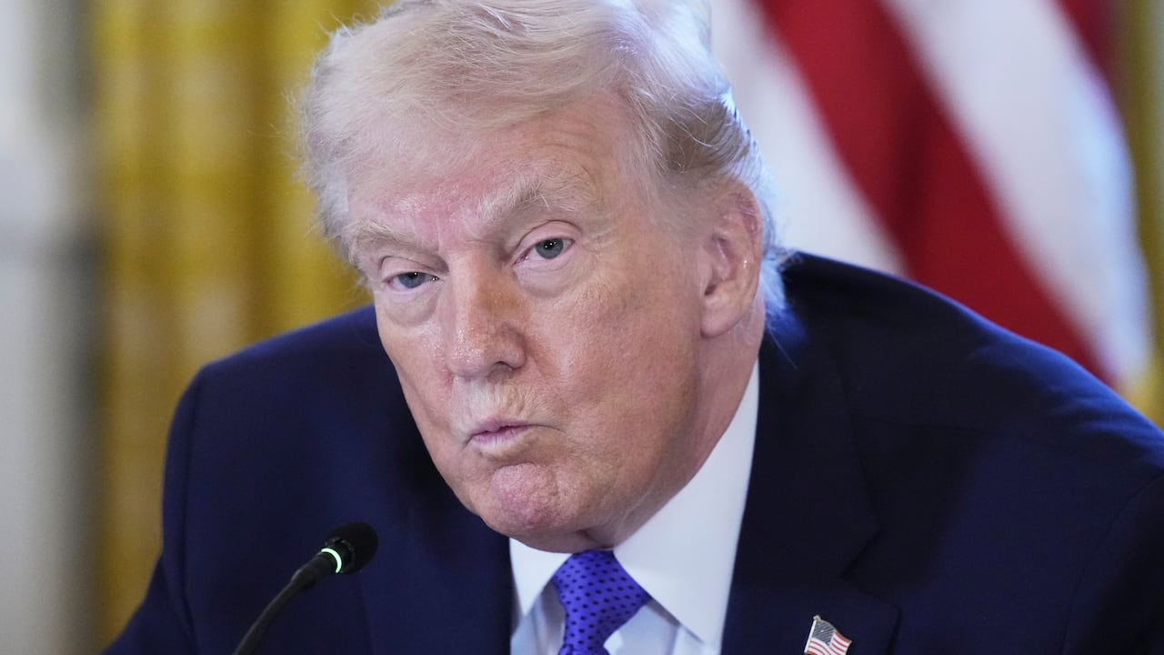 El presidente Donald Trump asiste a una reunión con ejecutivos petroleros en la Sala Este de la Casa Blanca.