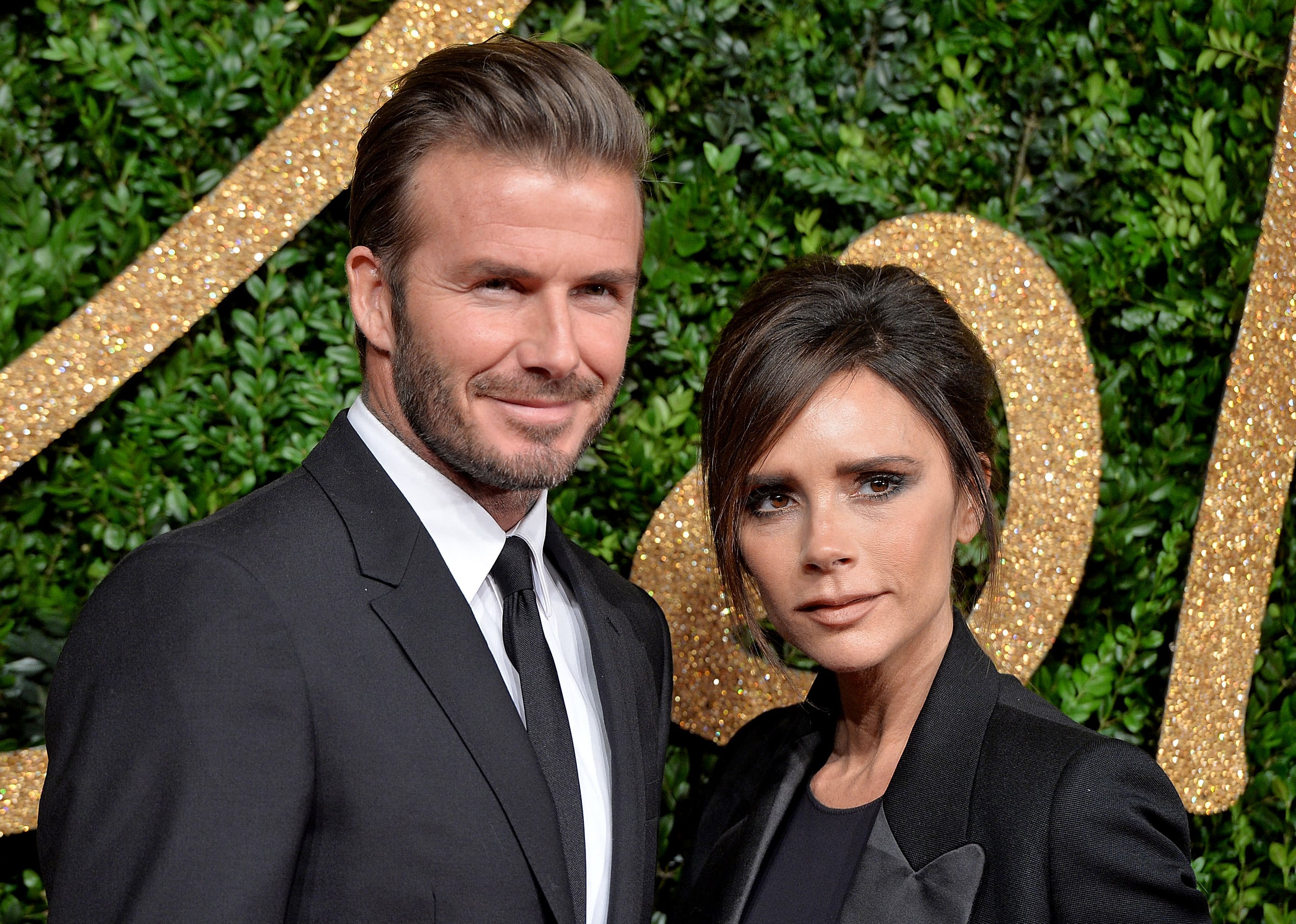 LONDRES, INGLATERRA - 23 DE NOVIEMBRE: David Beckham y Victoria Beckham asisten a los British Fashion Awards 2015 en el London Coliseum el 23 de noviembre de 2015 en Londres, Inglaterra.  (Foto de Anthony Harvey/Getty Images).
