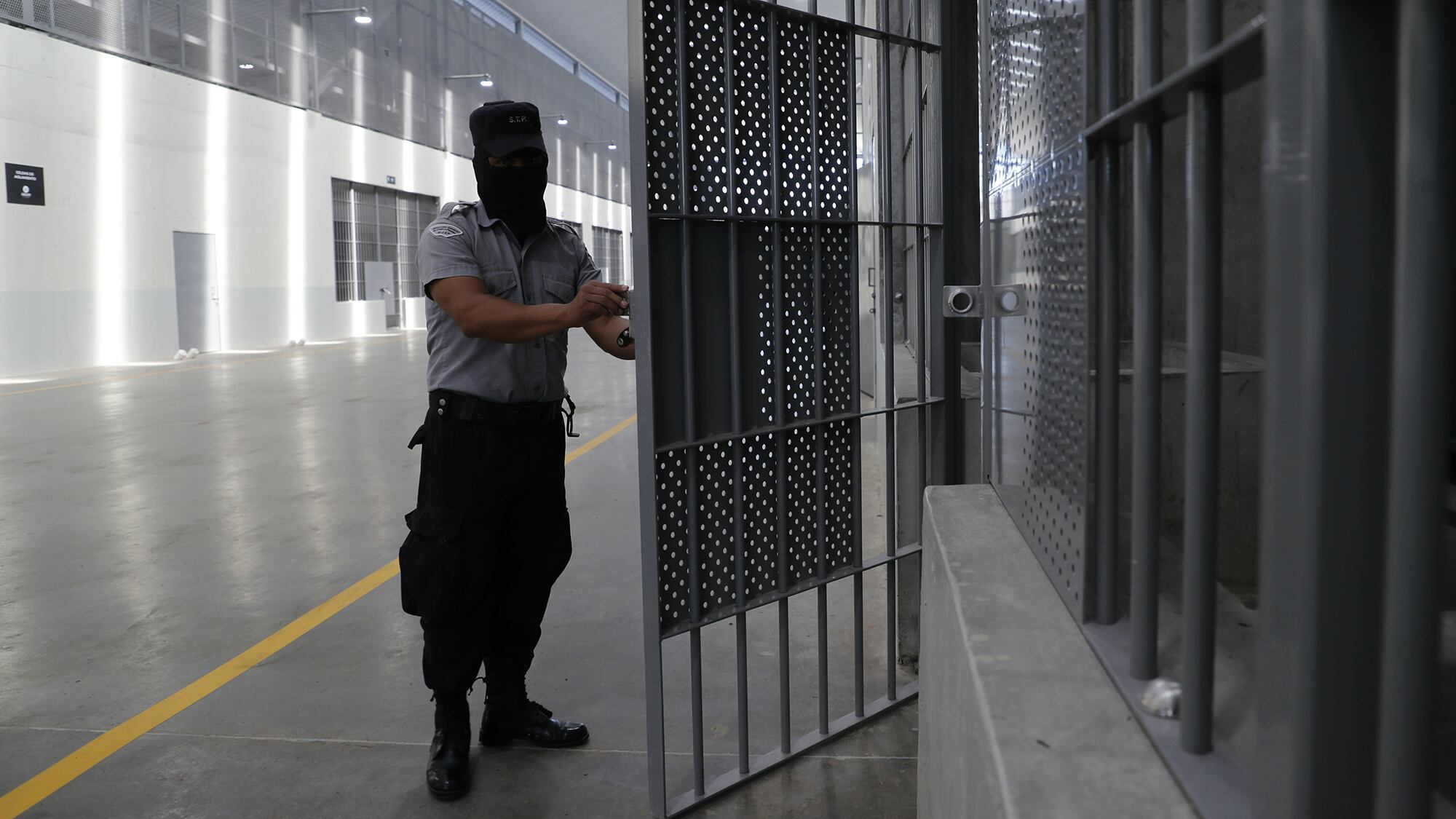 Centro de Confinamiento del Terrorismo" (CECOT)