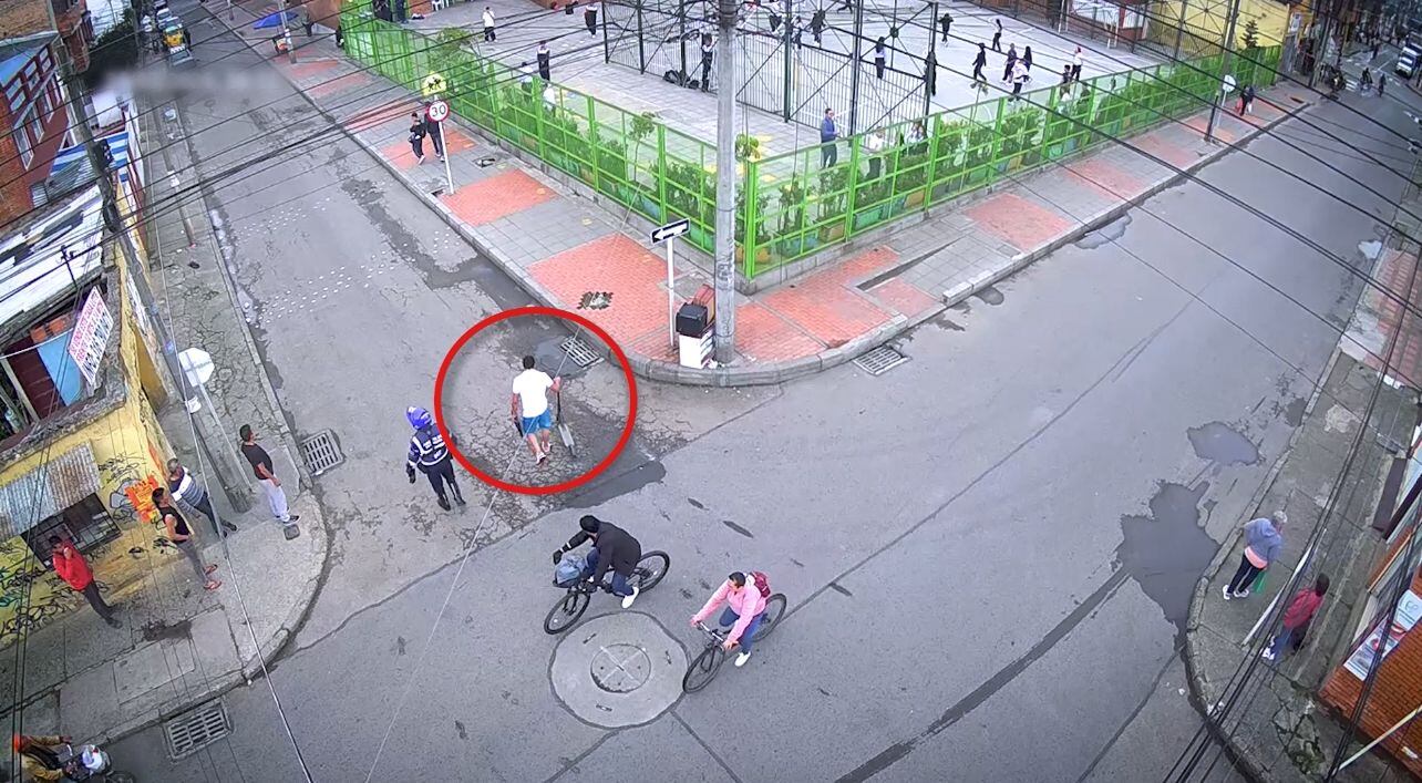 Tensión en Engativá: Hombre irrumpe en colegio para agredir a su hijo y termina capturado