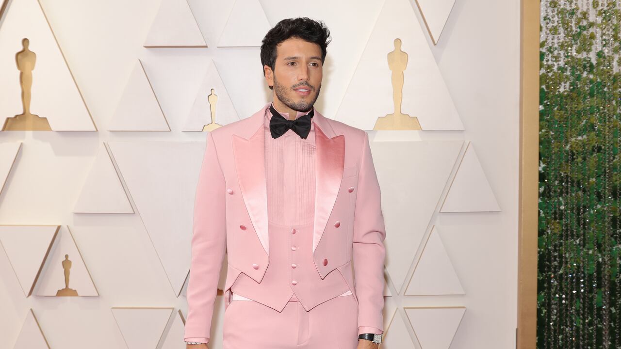 El artista colombiano lució un traje color rosa antes de lo que será su presentación en la gala de una nueva edición de los Premios Óscar. (Photo by Mike Coppola/Getty Images)