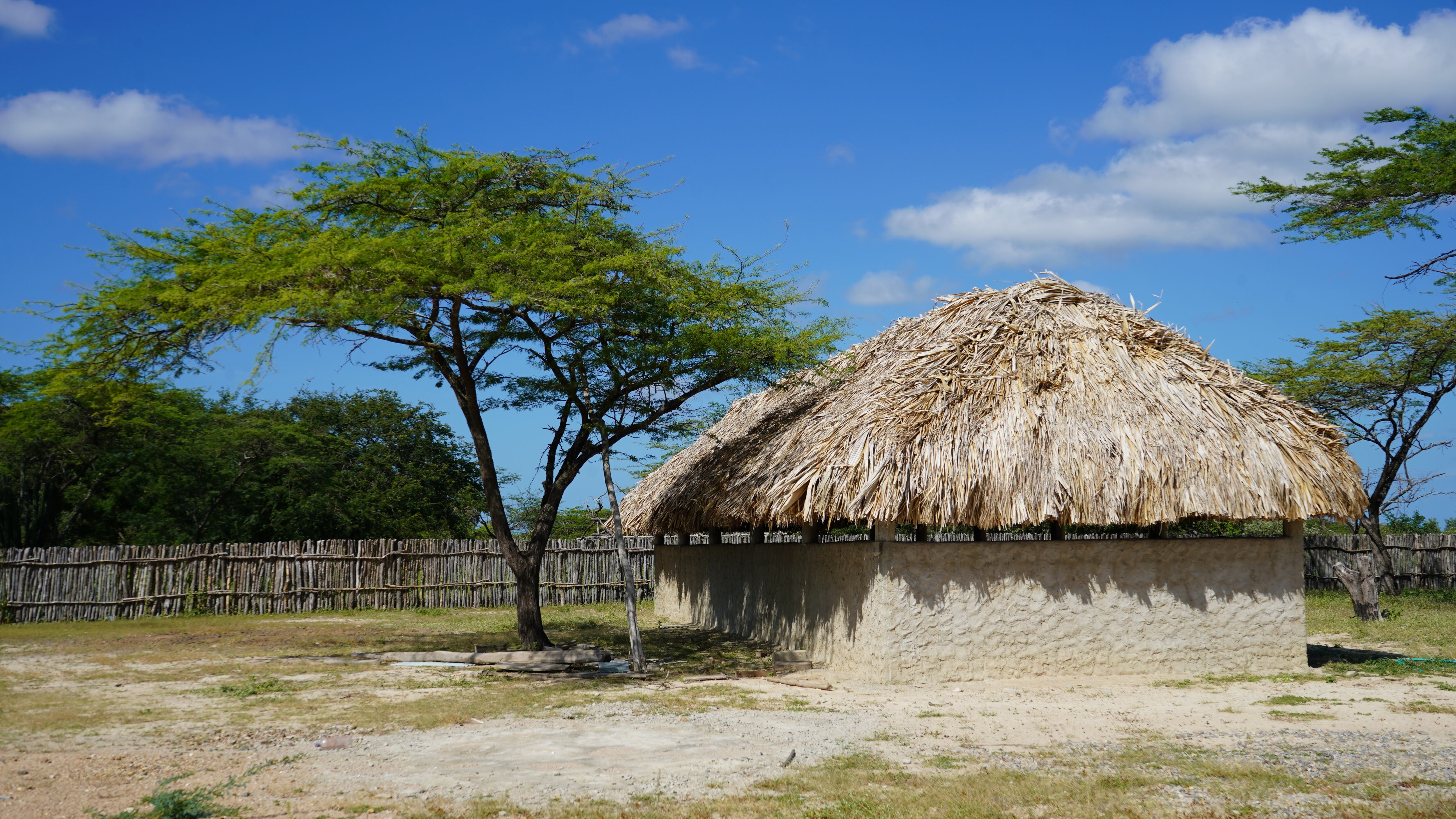 Vivienda tradicional en La Guajira, reflejo de las comunidades que enfrentan retos sociales en el territorio.