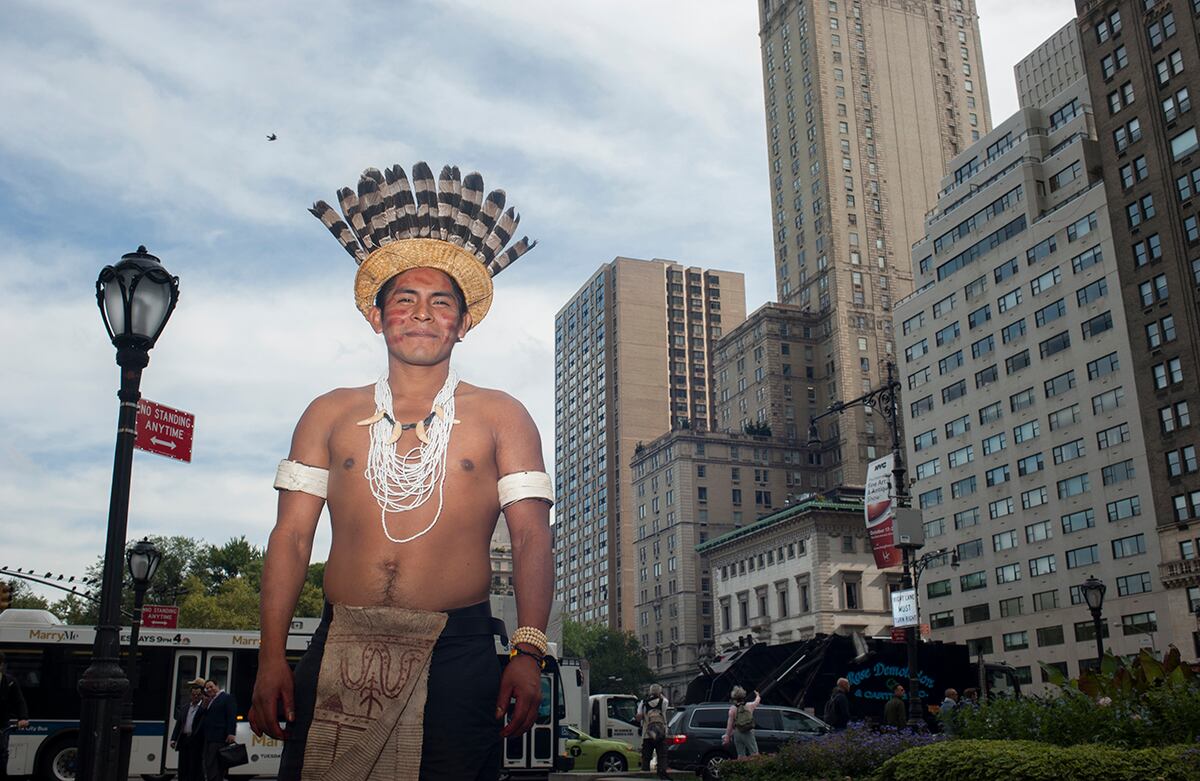 Tanimuca es una persona agradable y de buena disposición. Durante la producción, mantuvo una actitud calmada y muy positiva. Aquí sonríe mientras se prepara para volver al taxi y sumergirse en Manhattan: el destino final del viaje. (Foto: Romina Hendlin) 