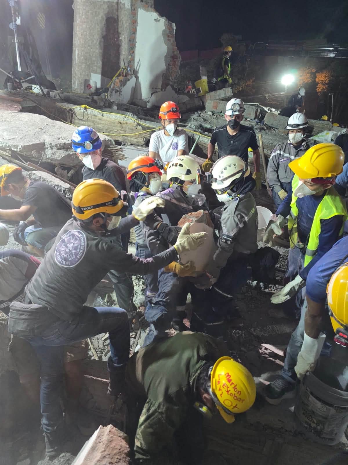 Son profesionales del Hospital Universitario San José de Popayán que un día cualquiera atienden urgencias, curan heridas, salvan vidas entre las paredes blancas de un hospital. Pero cuando el terremoto convirtió a Cali en un campo de escombros, intercambiaron la bata por el casco de rescatista, el estetoscopio por la linterna de búsqueda, y la camilla por las manos desnudas que escarban entre el concreto.
