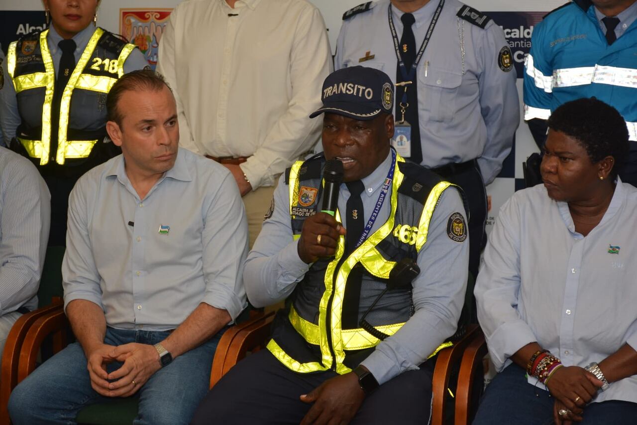 José Félix Ángulo Cabezas, agente de tránsito, agredido en Cali por un hombre que le lanzó insultos por su cplor de piel, recibió. Fotos: Jorge Orozco / El País