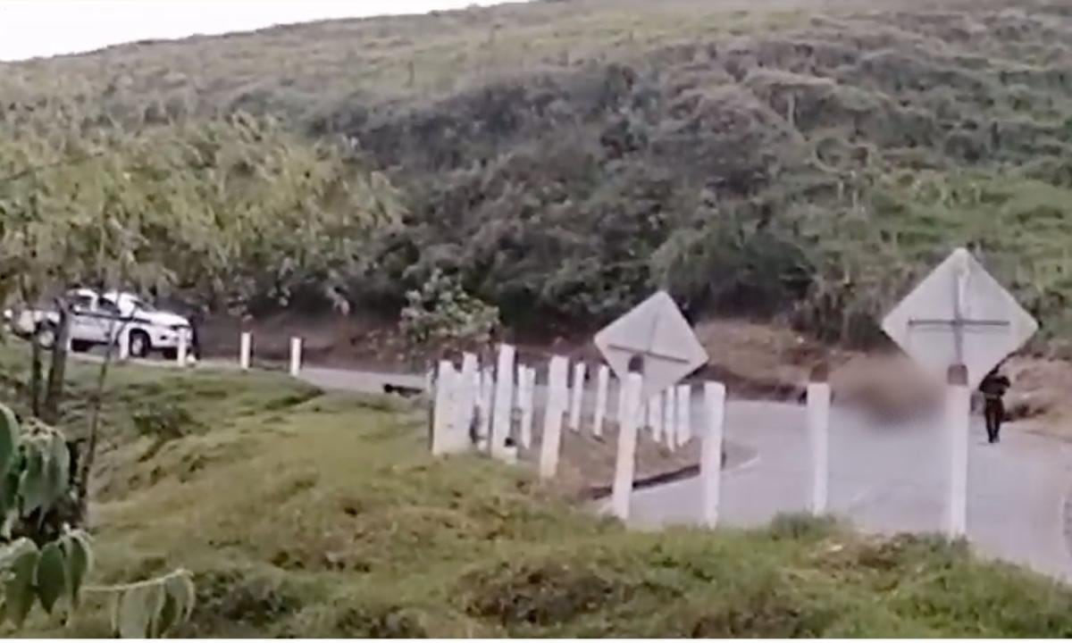 Al parecer, la patrulla de la policía fue emboscada por presuntos miembros de la guerrilla.