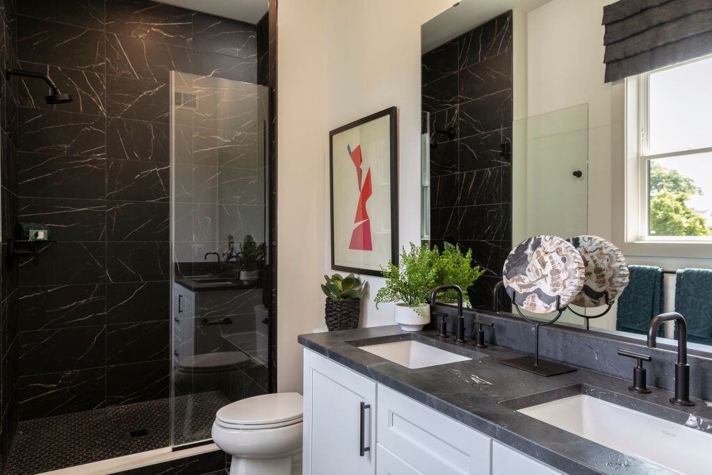 Cuarto de baño multigeneración en la casa modelo Kalorama en Mt Prospect el 26 de mayo de 2023 en North Potomac, Maryland. (Foto de Benjamin C Tankersley/Para The Washington Post vía Getty Images)