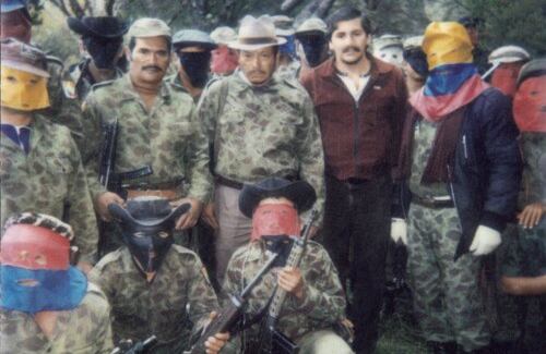 Algunos años después de irse a la clandestinidad, 'Tirofijo' posó para esta foto con su estado mayor en el departamento de Tolima. 