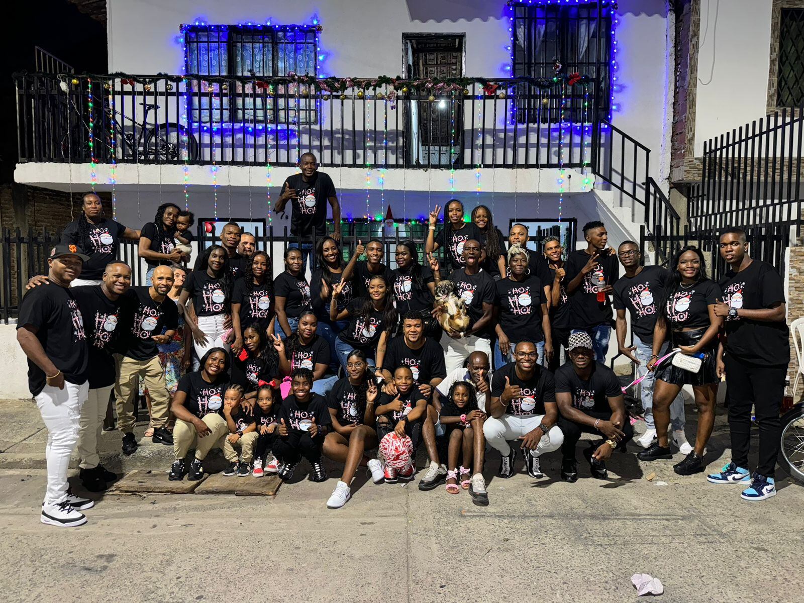 Edwuin Cetré junto a su familia de crianza y seres queridos