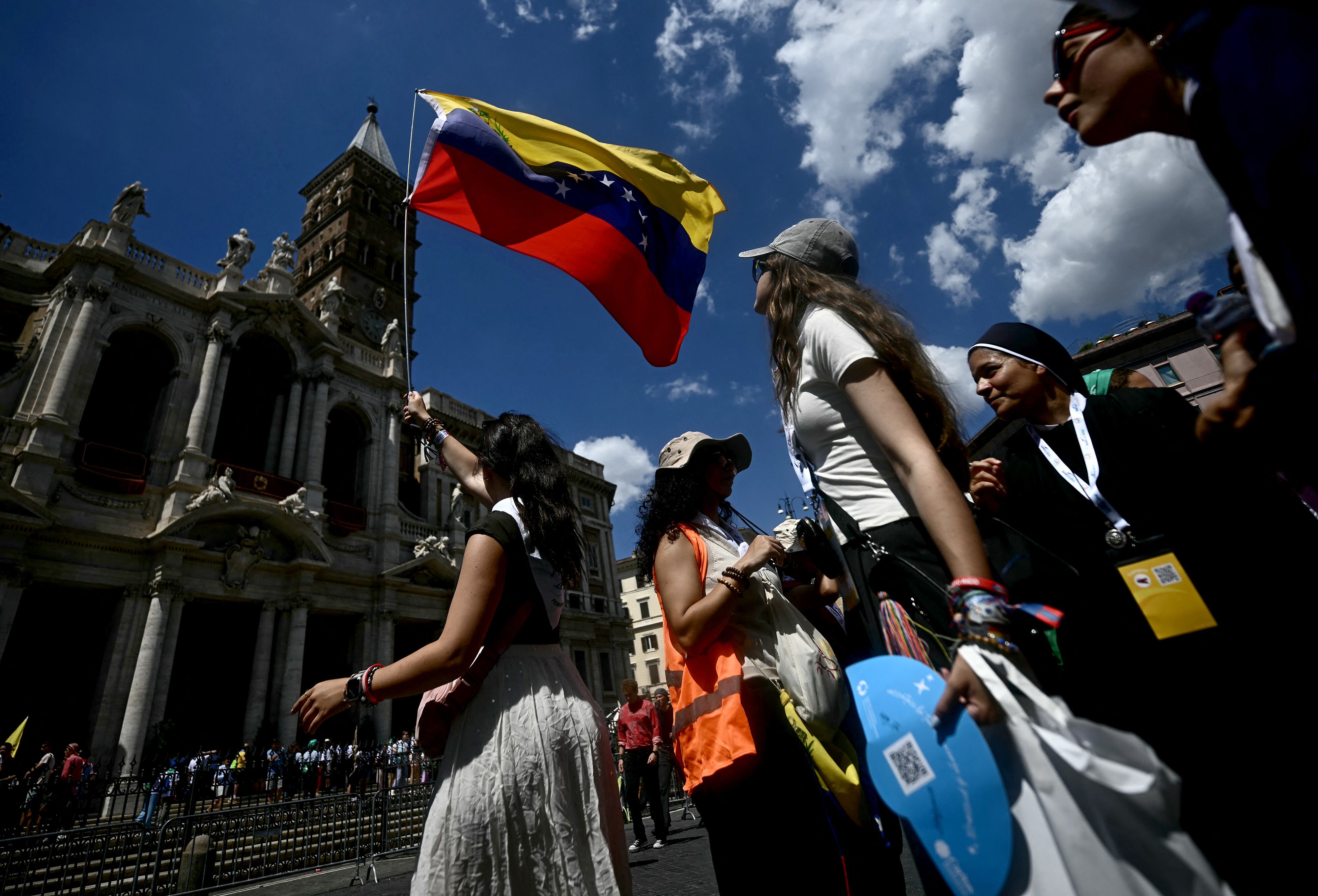 Jóvenes, fieles y peregrinos reunidos junto a la Basílica de Santa María la Mayor durante el Jubileo de la Juventud en Roma.
