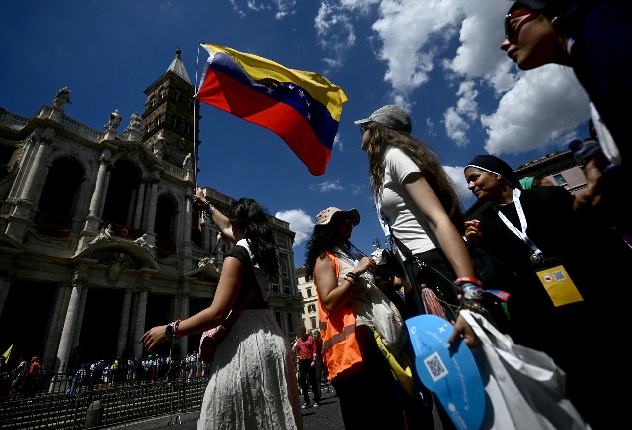 Jóvenes, fieles y peregrinos reunidos junto a la Basílica de Santa María la Mayor durante el Jubileo de la Juventud en Roma.