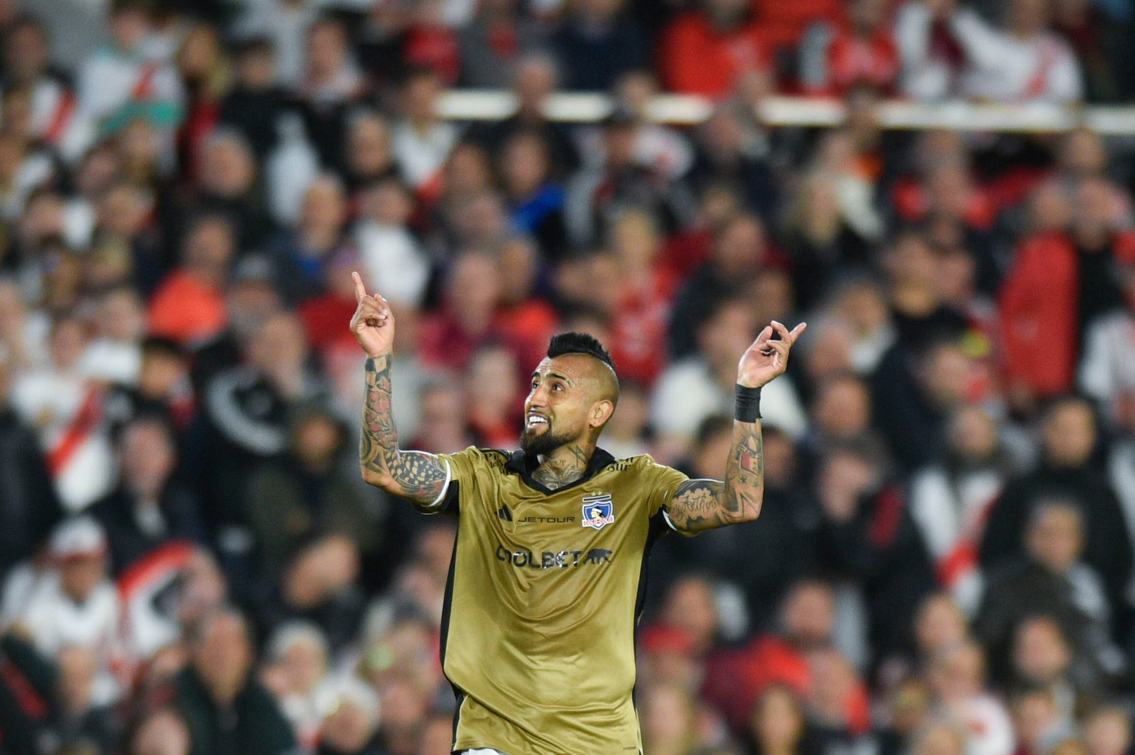 Arturo Vidal of Chile's Colo Colo gestures during a Copa Libertadores quarterfinal second leg soccer match against Argentina's River Plate at Monumental stadium in Buenos Aires, Argentina, Tuesday, Sept. 24, 2024. (AP Photo/Gustavo Garello)