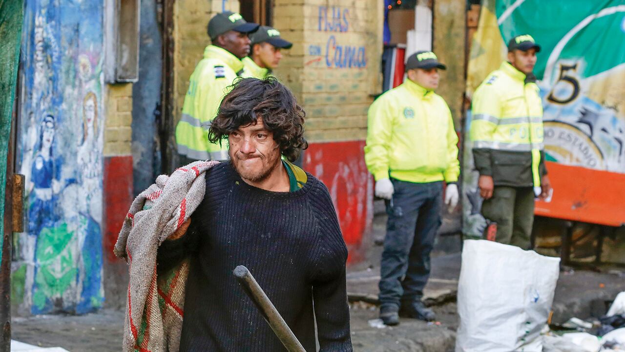 Se logró rescatar a 2.900 personas que vivían dentro del complejo y a 127 niños que habían sido reclutados para las labores de prostitución y venta de drogas. 