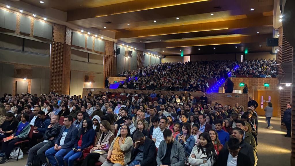 “Las familias bajo ataque”, fue la ovacionada conferencia de Agustín Laje en Bogotá