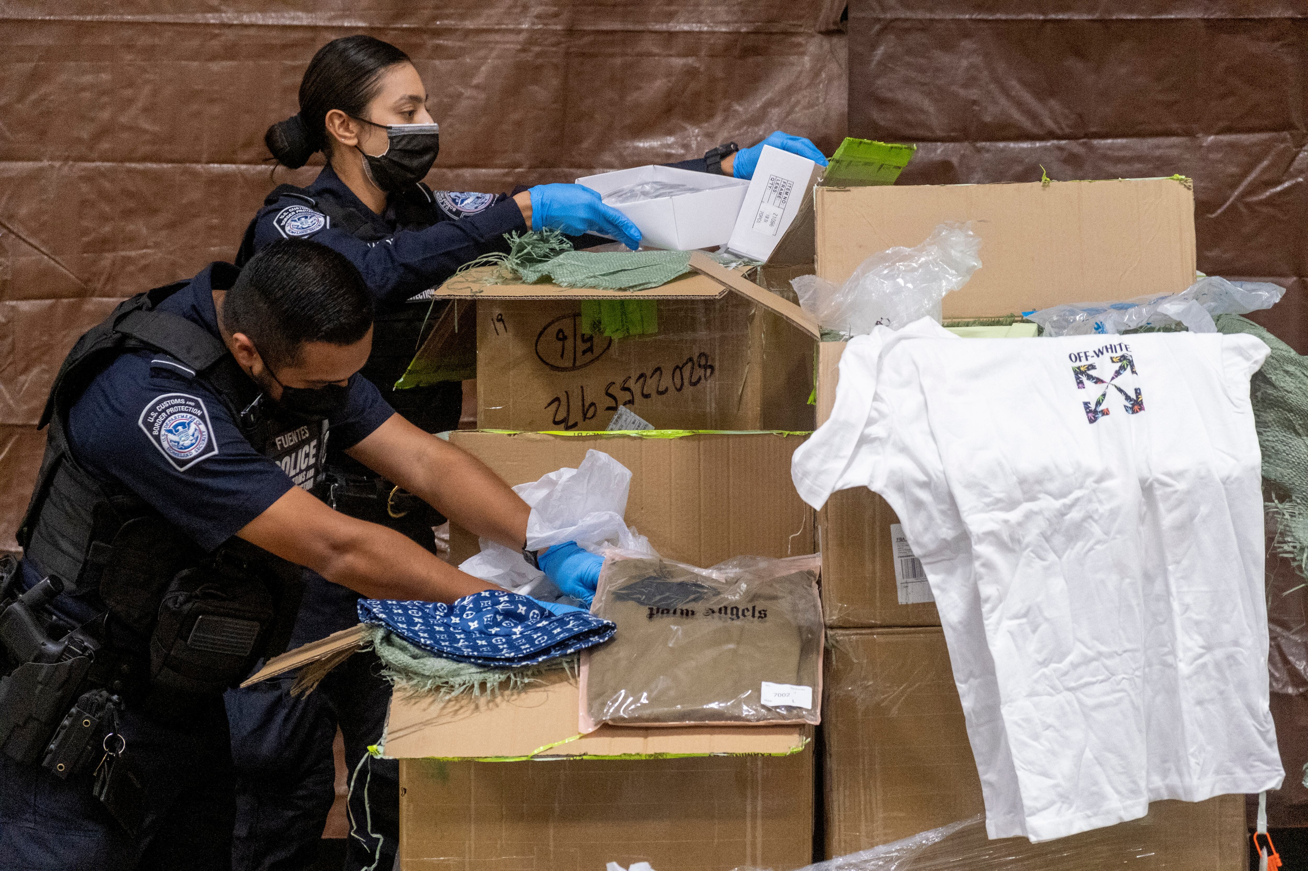 Mercancía falsificada incautada  en el Aeropuerto Internacional de Los Ángeles, el jueves 16 de septiembre de 2021. Imagen de refrencia