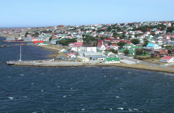 Las Malvinas están a 480 kilómetros de la costa de América del Sur y a 1.870 kilómetros de la capital más cercana, Montevideo.