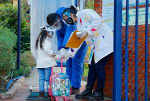 Después de varios meses en educación virtual los estudiantes de jardines, colegios y universidades han empezado a volver a la educación presencial con alternancia en Bogotá y en varias ciudades del país.
Foto: Guillermo Torres Reina / Semana