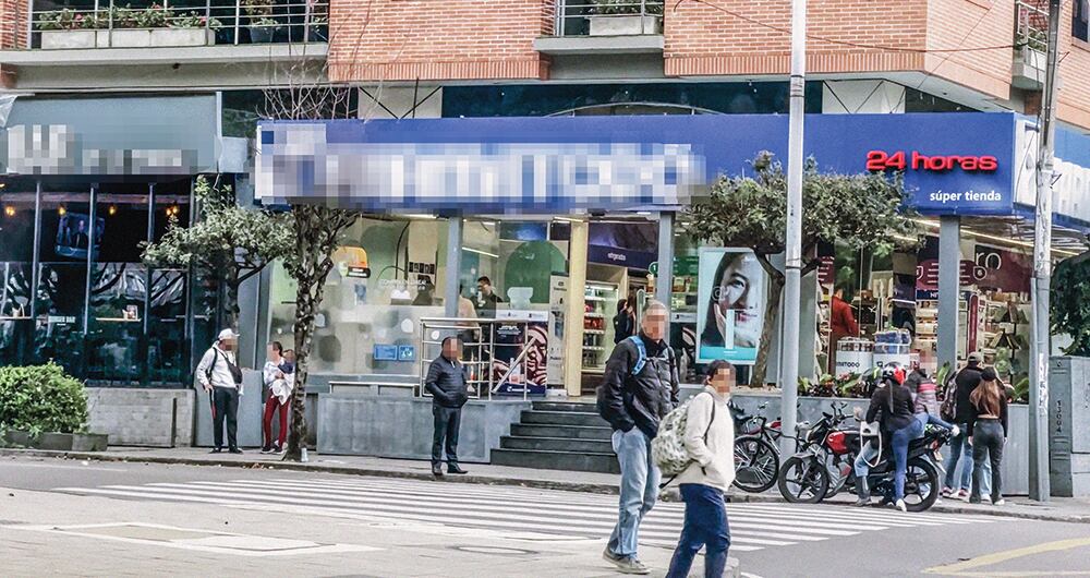 Las personas se hacen cerca a las farmacias para solicitar el dinero.