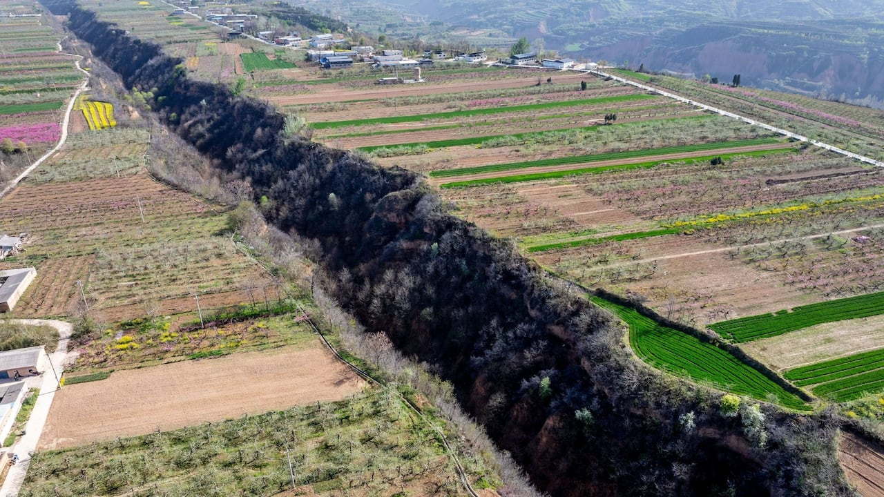 Científicos explican por qué esta gigantesca grieta de China sigue aumentando de tamaño.