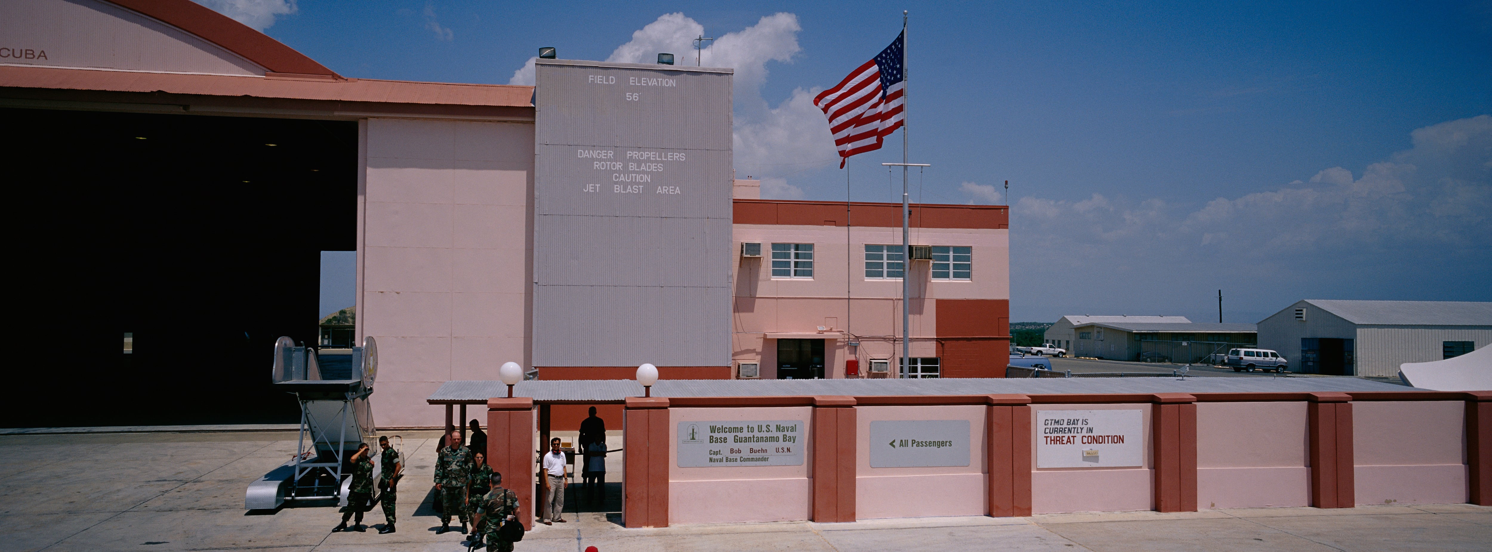 Donald Trump anunció a finales de enero de 2025 su controvertido plan para enviar a la base naval de Guantánamo Bay hasta 30.000 migrantes detenidos en suelo estadounidense.